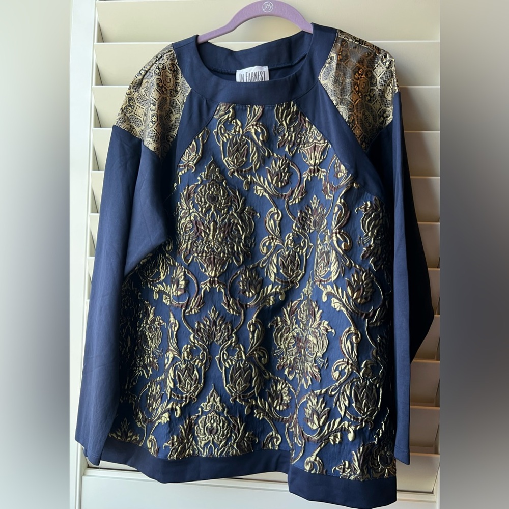 IN EARNEST - NWOT - XL - Elegant Navy and Gold Brocade Top